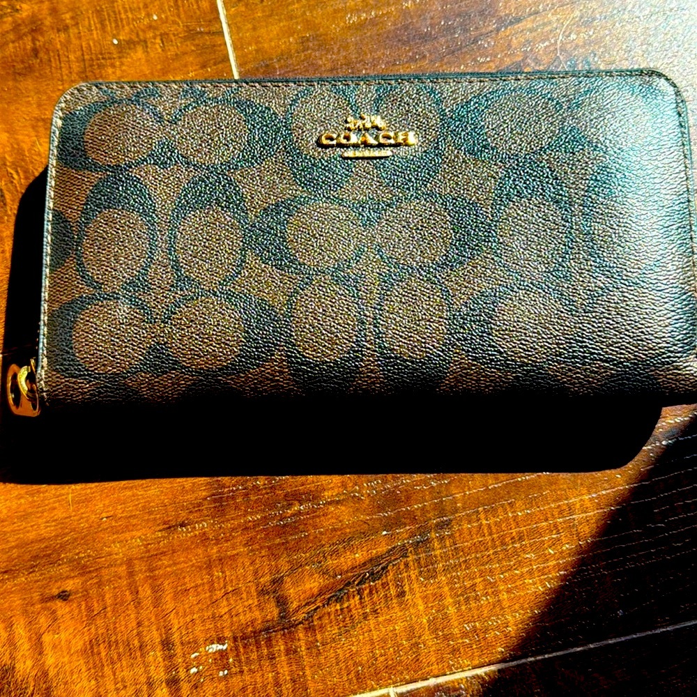 Gently used Coach wallet 🤎